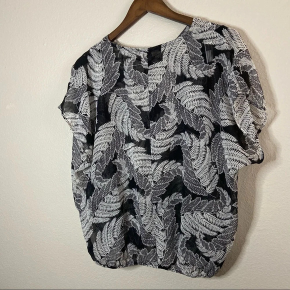 Sheer Blouse Relaxed Short Sleeve Fern Pattern Button Size Medium TS7880-01-01 - Picture 3 of 12